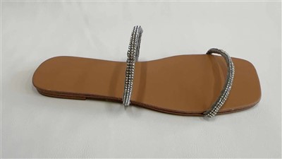Chinelos de bico quadrado com corrente de diamante